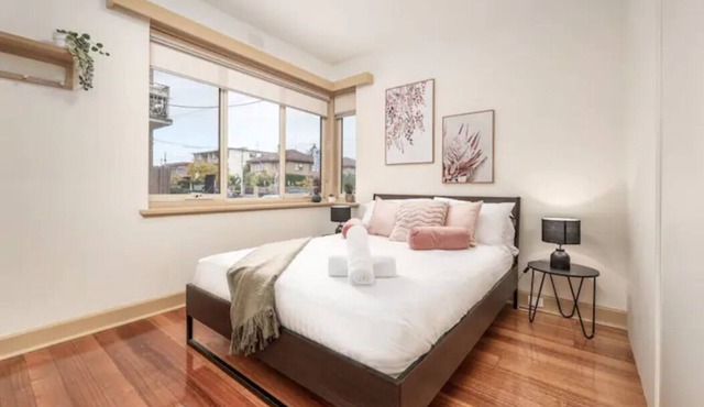 Bright & Comfy 2 Bedroom St Kilda East Apartment in St Kilda East