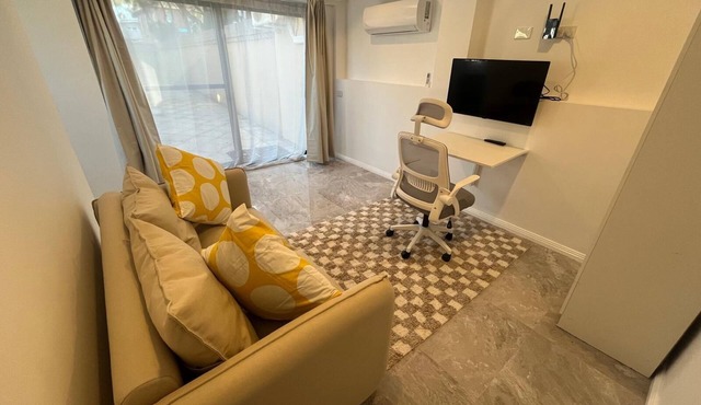 Brighton Guest Suite – Walk to Bay St, Train, Sky Bus and Beach. Free Parking! in Brighton