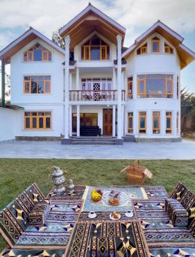 Buhayra by The Dal by VEO, StayVista - 4BHK Pet-Friendly Villa with EV Station in Srinagar