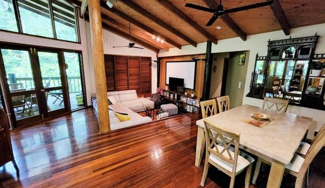 BUTTERFLY BEND - 3 Bedroom Daintree Beach House in Cow Bay