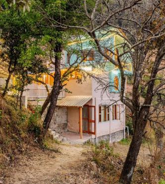Cabin by The Woods - Mukteshwar - Authentic Forest Stay in Mukteshwar