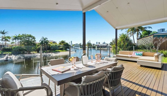 Canal Sanctuary Waterside Living with Pool and Jetty in Broadbeach Waters