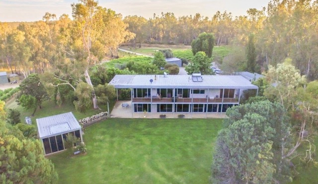 Cape Horn Vineyard 5 Bedroom House Riverfront in Echuca
