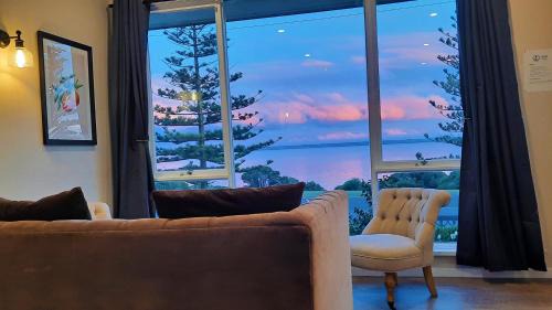 Captains on the Seafront - Wood Fire with Breathtaking sea views in Kingscote