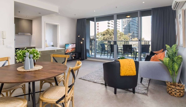 Central 1-Bed with Parking, BBQ and Indoor Pool in Canberra