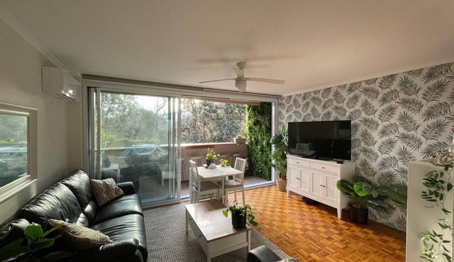 Central Location to beach & shops, quiet, balcony & bar & bar stools. Tree view. in Frankston