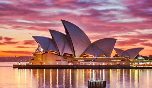 Charming 3-Bedroom Apartment with Harbour View, 900m Stroll to Harbour Bridge in Milsons Point