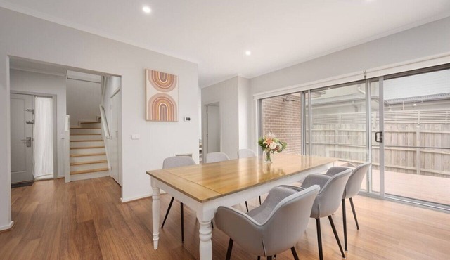 Charming & Modern Mountain View Townhouse in Boronia