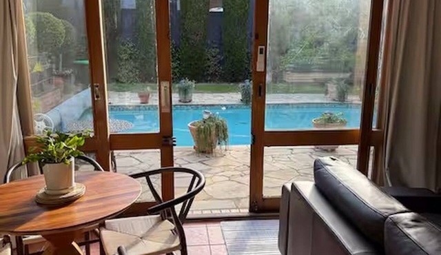 Chiara’s 1BR Brighton Gem with Pool and King Bed in Brighton