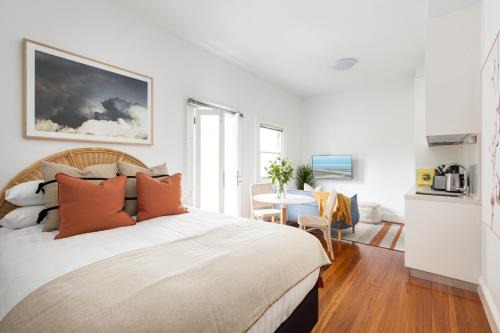 Chic Studio With Patio 20 min From CBD in Sydney