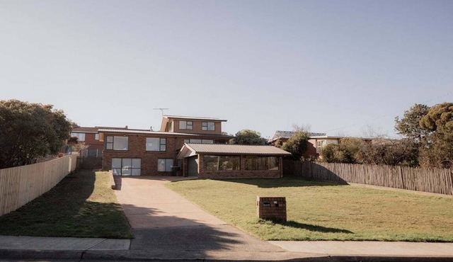 Classic Beauty by The Bay - family firepit retreat in Kingborough