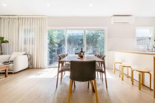 Classic Comforts - Moments to Flemington Racecourse in Melbourne
