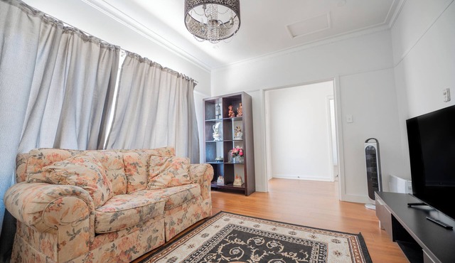 Classic decor, freshly painted 3 bedroom and two bathroom quiet home in Corio