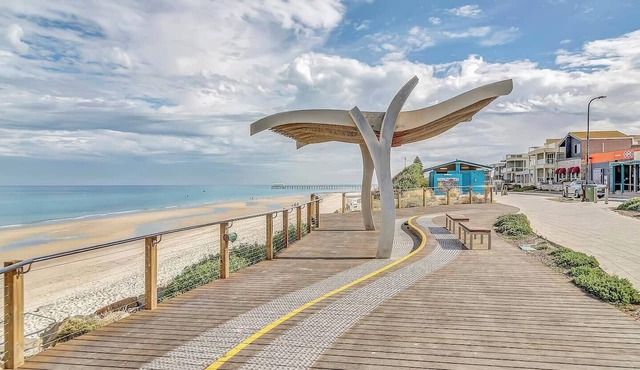 Coastal Comfort with a Pool opposite Henley Beach in Henley Beach South