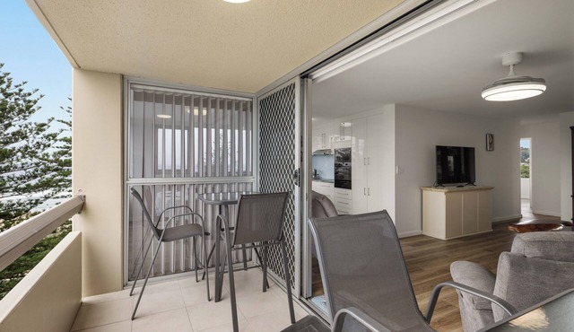 Coastal Comfort with Ocean Views in Burleigh Heads