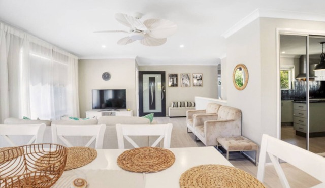 Coastal Luxe Retreat | Walk to Lake & Beach | Sleeps 14 in Currimundi