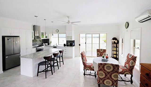 Comfortable 2-Bedroom Unit with A/C, Kitchen, and Large-Screen TV — Plus Parking in Munruben