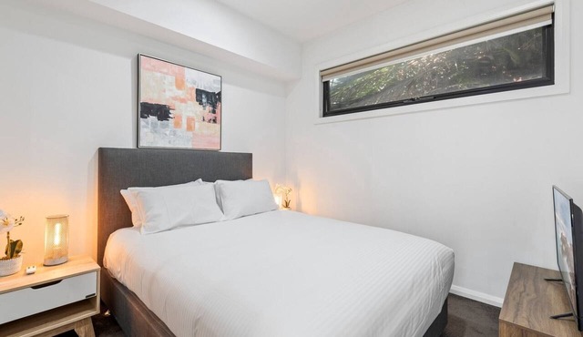 Comfortable 2BR Retreat with Balcony & Parking in St Kilda