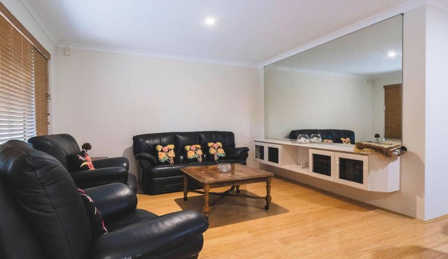Comfortable 4BDR Family home in Suburbia in Perth