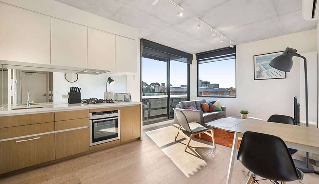 Comfy 2-Bed Balcony Unit near Iconic Chapel St in Prahran