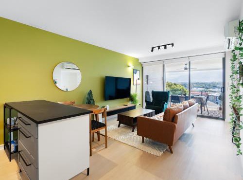 Comfy 2BR w Parking, Pool & Large Private Balcony in Brisbane