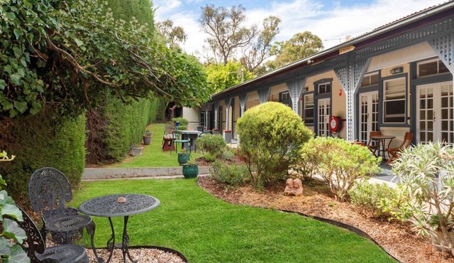 Continental House - A large historical 13 Bedroom house built in 1920s in Hepburn Springs