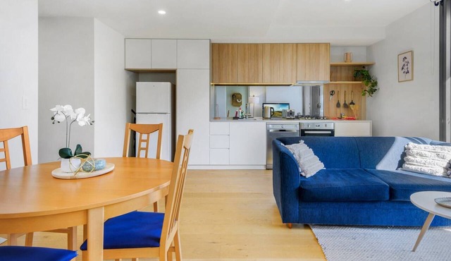 Cosy 1-Bed with Private Balcony By Showgrounds in Ascot Vale