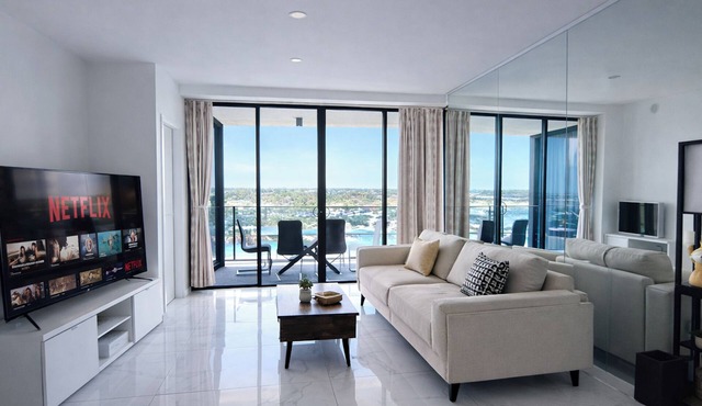 Cosy 3BR Apt in Harbourside with Parking - Canal view and Waterfront in Biggera Waters