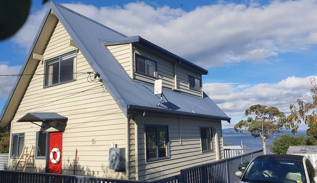 Cosy beach cottage at Verona Sands, hot tub/island views & dog-friendly beach in Verona Sands