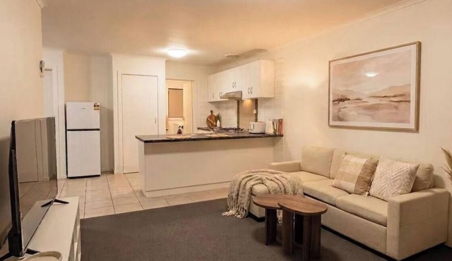 Cosy & stylish 2BR | Your home base in East Albury in East Albury