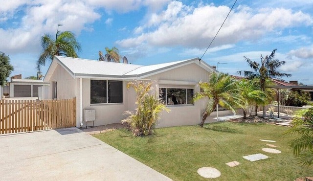 Cosy three bedroom house with swimming pool in Mount Tarcoola