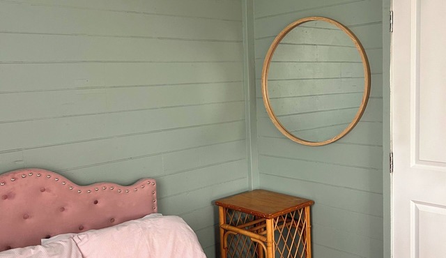 Cosy upstairs cottage by the sea, walk to the local hotel , bay and beach in Burnett Heads