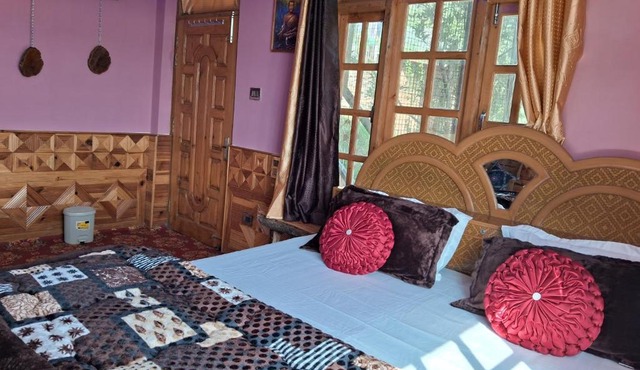 Cozee Mozee Family Homestay in Kūfrī
