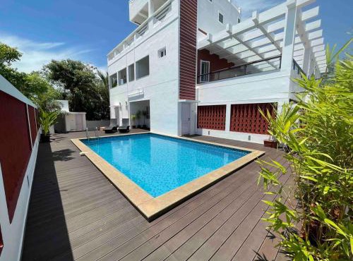 Croc Villa 3BHK pvt Pool by Roamigo in Cheyūr
