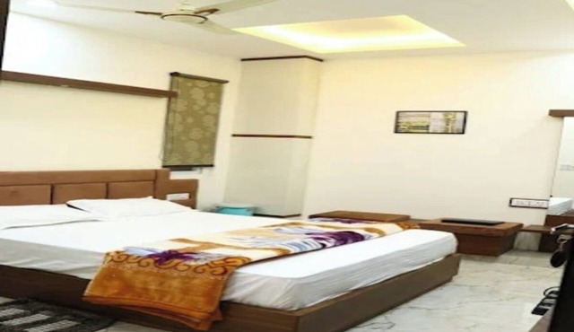 Crown Palace Hotel & Restaurant in Hapur