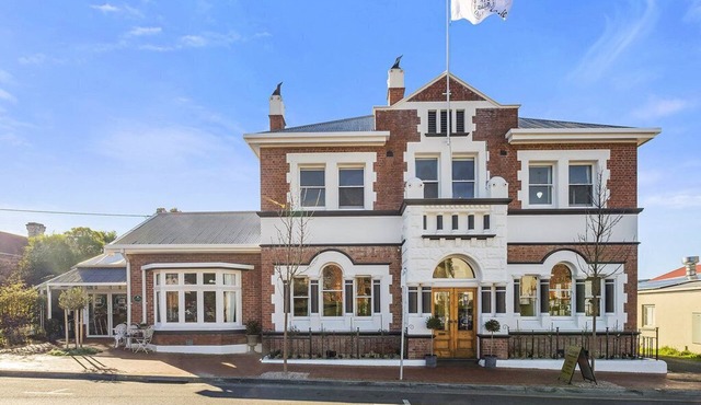 CygnetOldBank- Accommodation, Cafe Escape the everyday, style & bliss in Cygnet