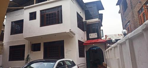 D Ashu stay in Srinagar
