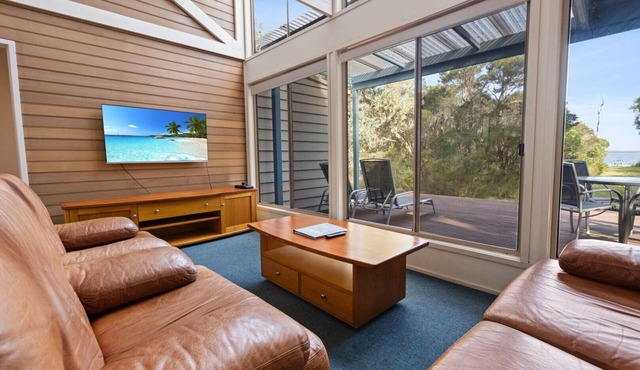 Dargo - Waterfront Retreat: Secluded lodges perfect for nature lovers in Forge Creek