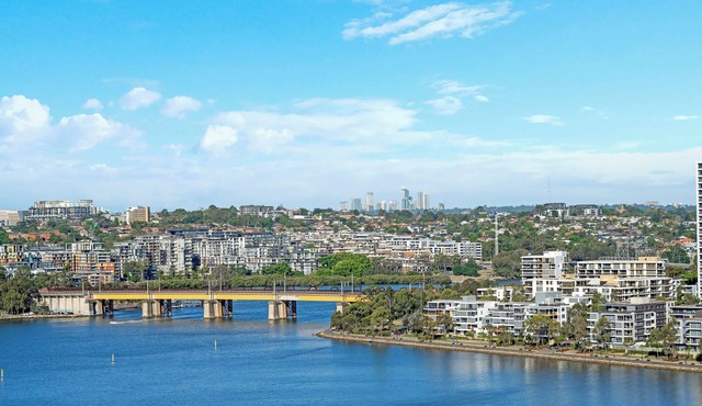 Deluxe 3b2b apartment with waterfront and convenient facilities in Wentworth Point