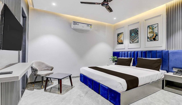 Deluxe King Clubhouse Vytilla Kochi