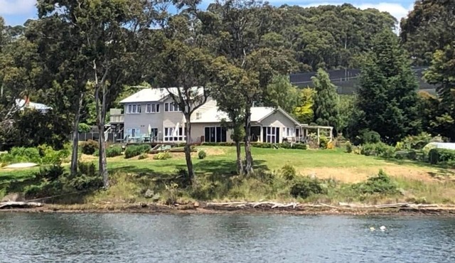 Deluxe waterfront retreat in Port Huon
