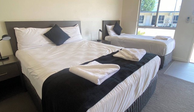 Dooleys Springsure Tavern and Motel in Springsure