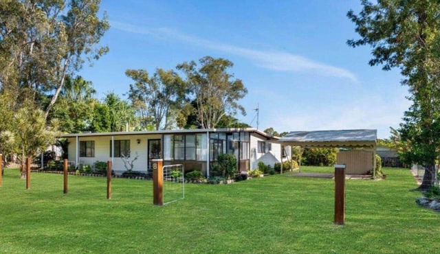 Drift at Rainbow – 4BR/8 Guests, Big Fenced Yard, Dogs Welcome, 300m to Sand in Rainbow Beach