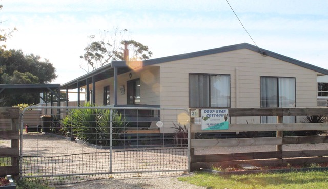 Drop Bear Cottage - Pet Friendly in Loch Sport