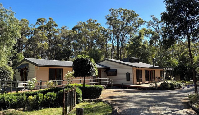 Duck Tree Lodge - Bush Retreat, Macedon Ranges in Woodend