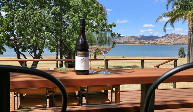 Ebden Lake House - Stylish two bedroom apartment right on Lake Hume in Ebden