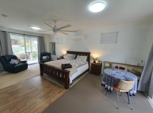 Eddies Beach Farm - King Bed - Room in Mount Barker