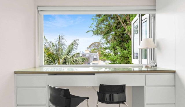 Elegant 1-Bed with Study by Balmain Wharf in Balmain