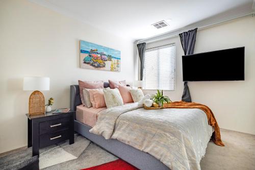 Elegant Hampton-Style Retreat , Tranquil Private Bedroom with Shared Bathroom in Hamilton Hill