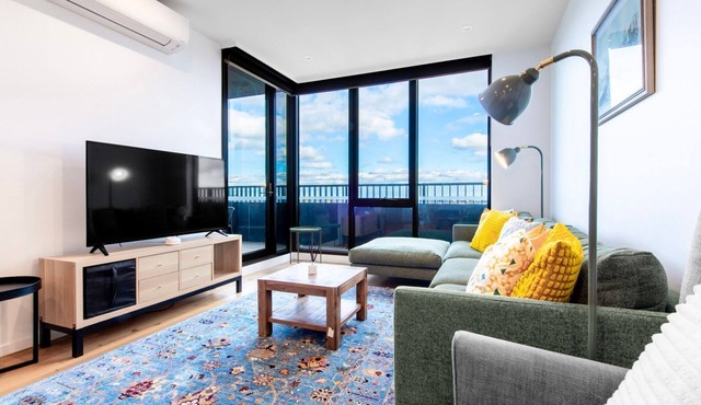 Elevated Escape - 2BR w Gym & Rooftop Spa in Ivanhoe